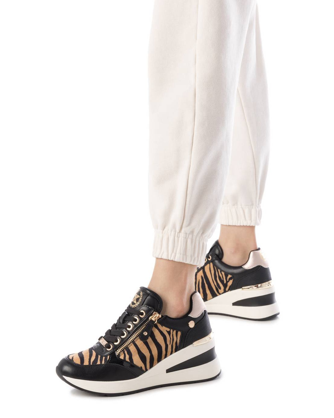 Schwarzer Wedgesneaker mit Zebra-Print und goldfarbenen Akzenten