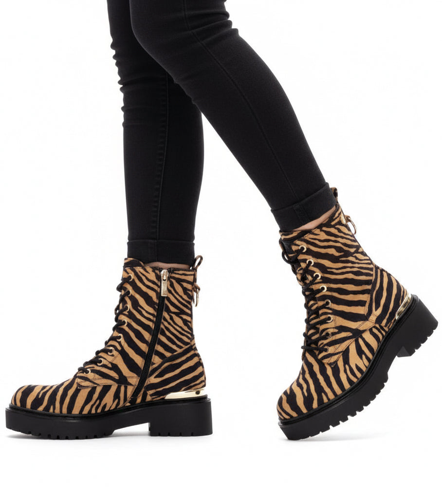 Schnür-Boot mit Zebra-Print und goldfarbenem Absatzdetail