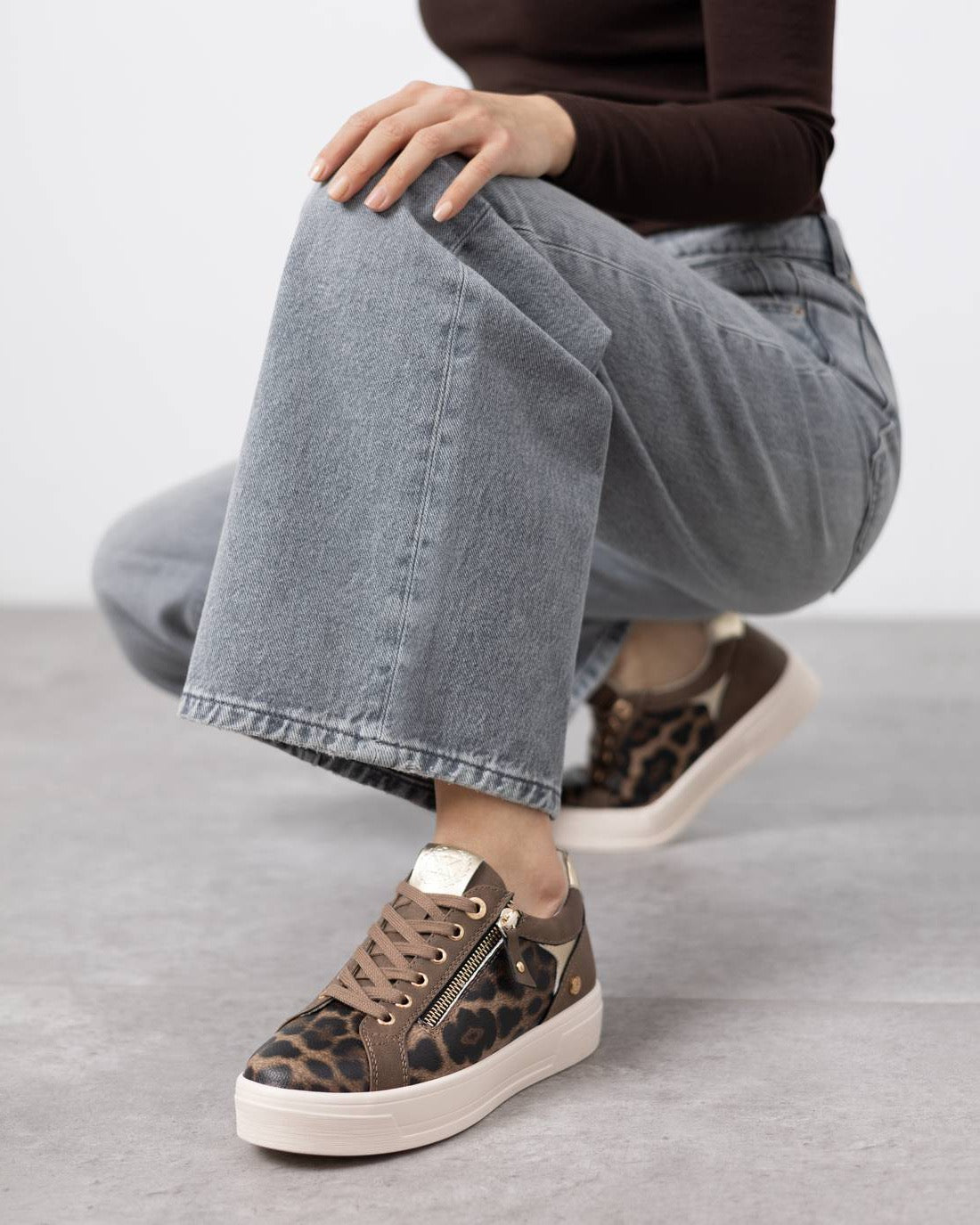 Sneaker mit Leo-Print und goldfarbenen Details in Taupe
