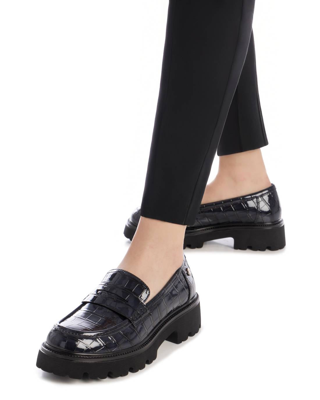 Loafer in Dunkelblau mit Kroko-Prägung und Lack-Optik