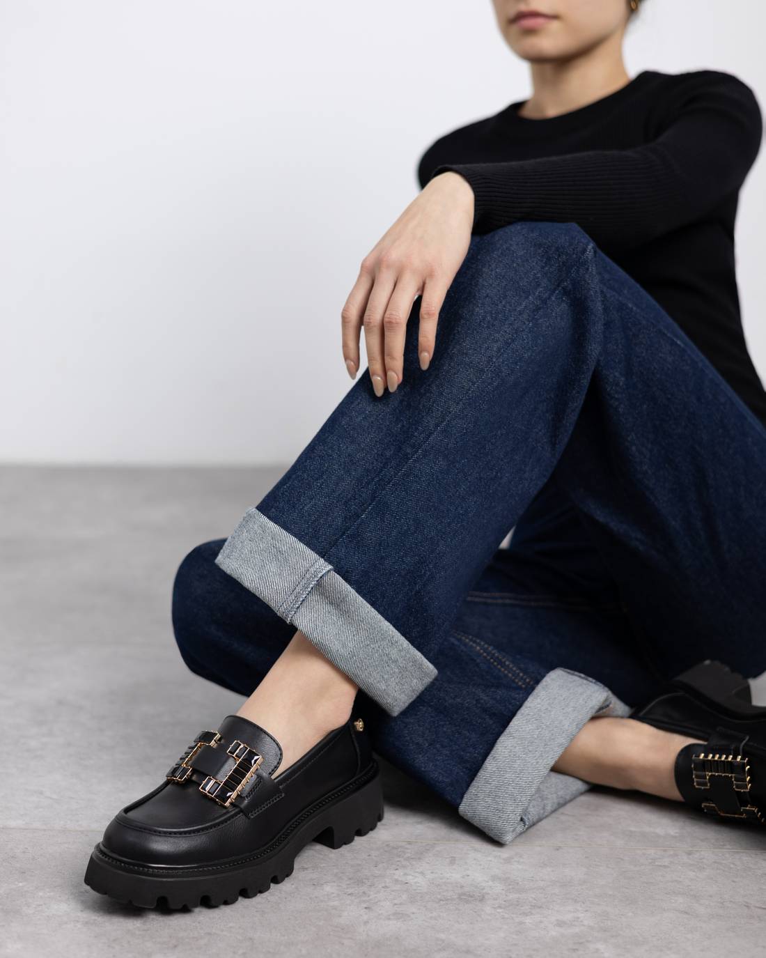 Eleganter Loafer in Schwarz mit goldfarbenem Schmuckdetail