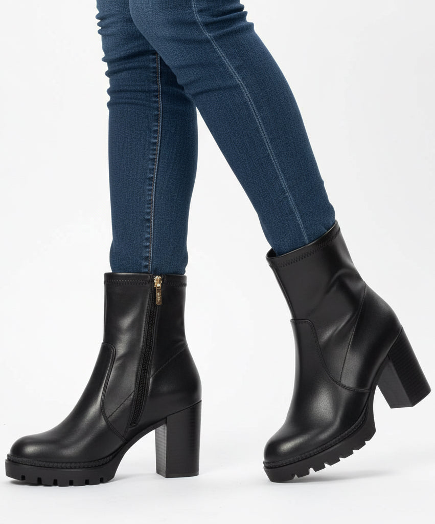 Stiefelette in Schwarz mit Stretchschaft und Blockabsatz