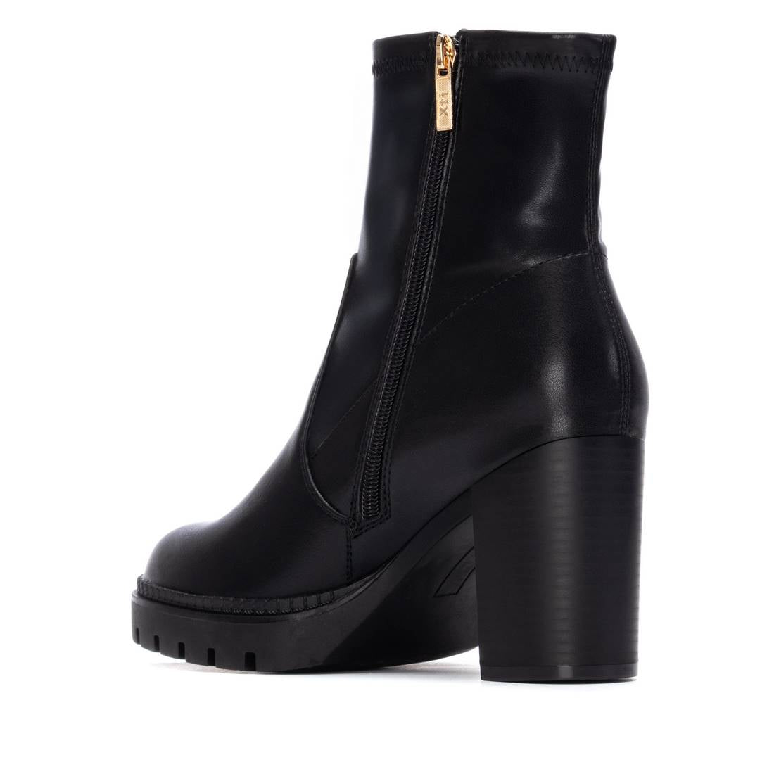 Stiefelette in Schwarz mit Stretchschaft und Blockabsatz