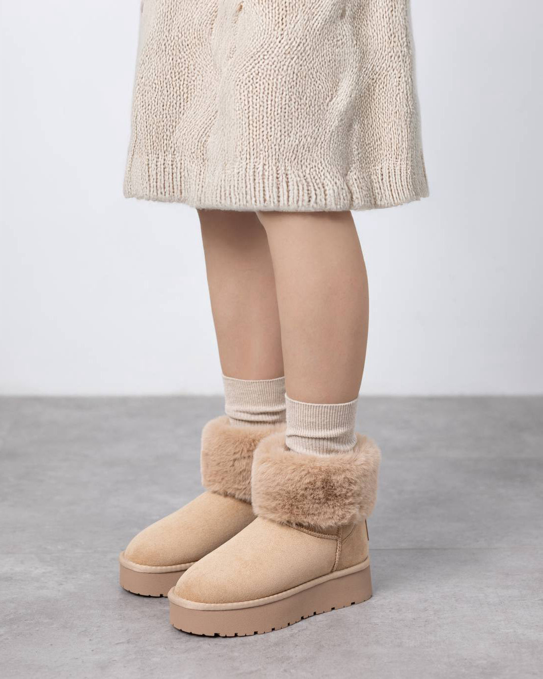 Winterboot in Beige im Wildleder-Look mit Fellkragen und Plateau