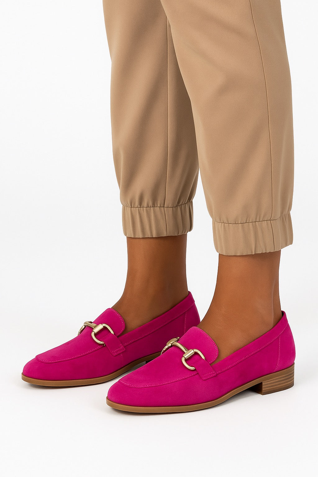 Eleganter Wildleder-Loafer in Pink mit goldfarbener Spange und flachem Absatz