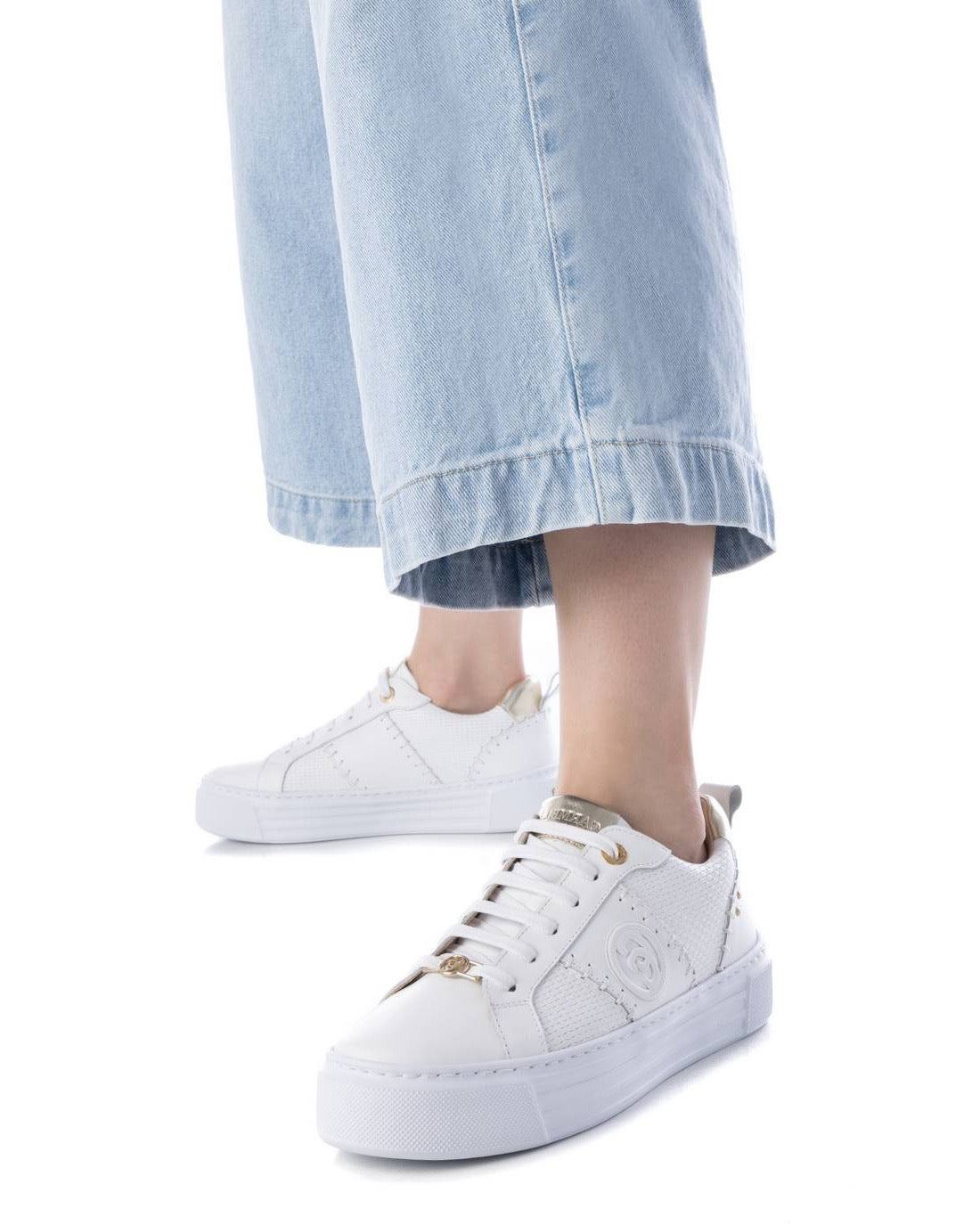 Leder-Sneaker Weiß mit Goldakzenten und Plateau – edel & komfortabel