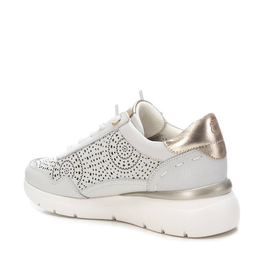 Weißer Leder-Sneaker mit Lochmuster und goldfarbenem Akzent