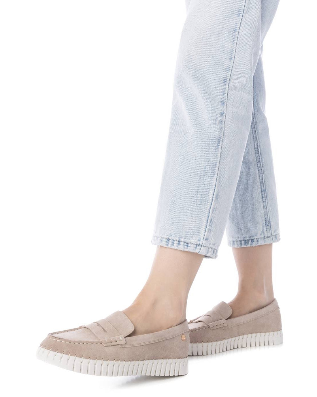 Beiger Loafer aus Wildleder mit flexibler Sohle und moderner Silhouette
