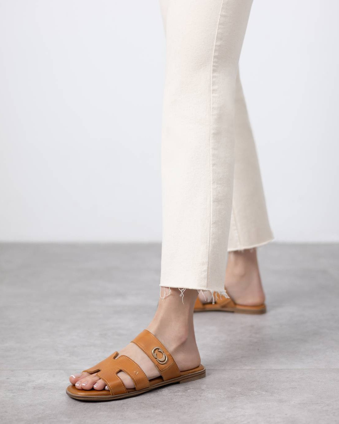 Leder-Pantolette in Camel mit breiten Riemen und bequemer Laufsohle