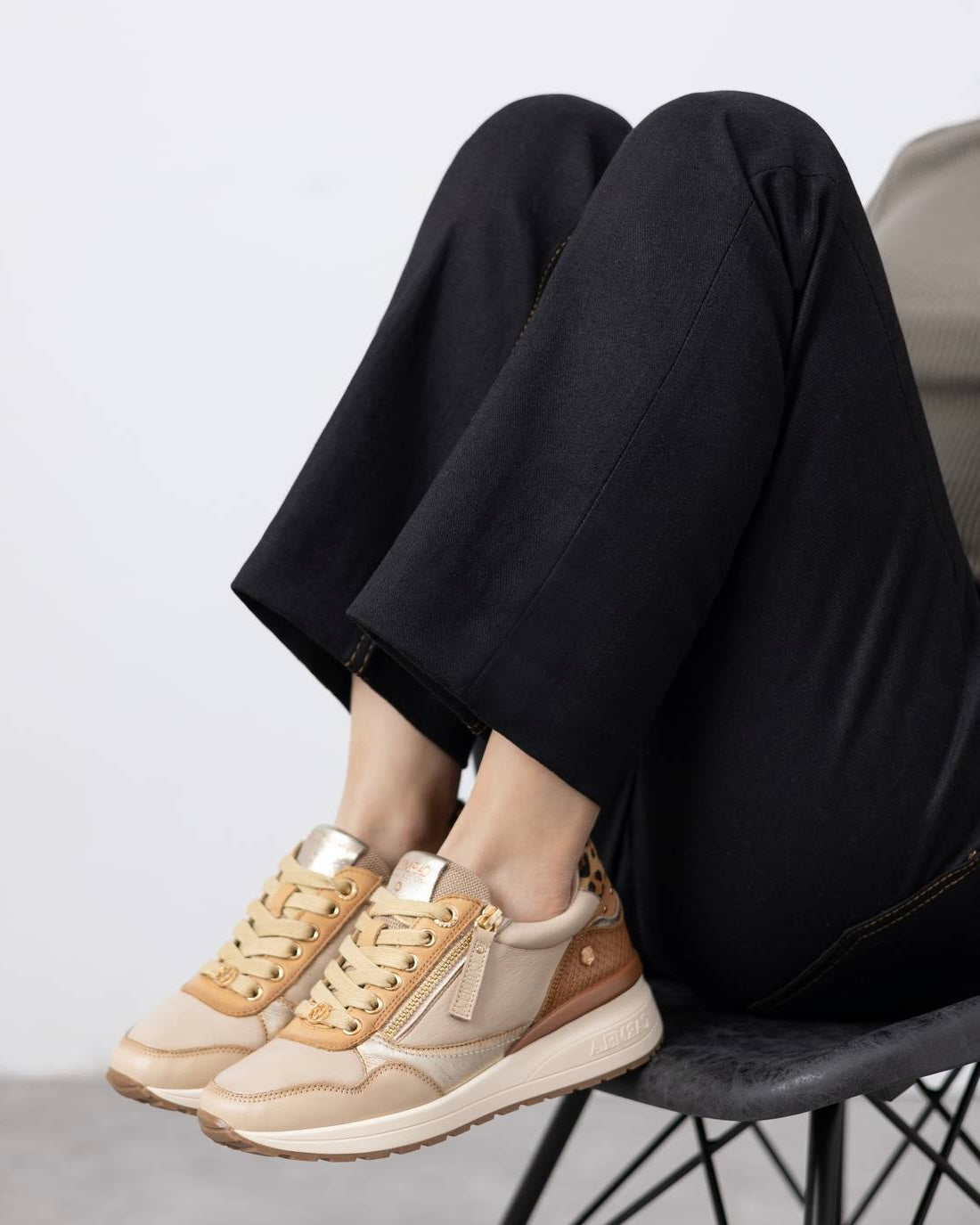 Leder-Sneaker in Beige mit Keilsohle & goldenen Highlights