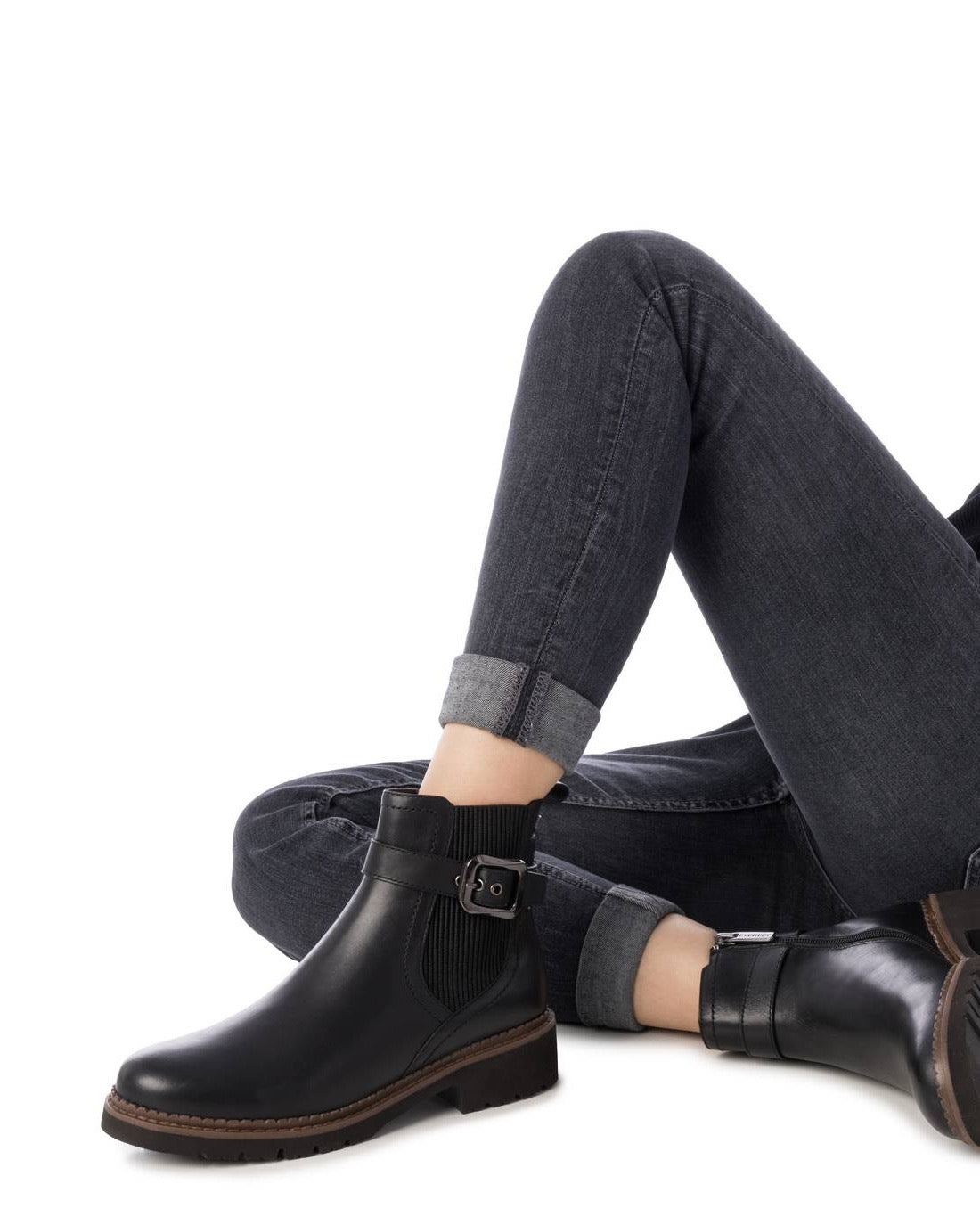 Leichter Chelsea Boot aus Leder in schwarz mit Zierschnalle