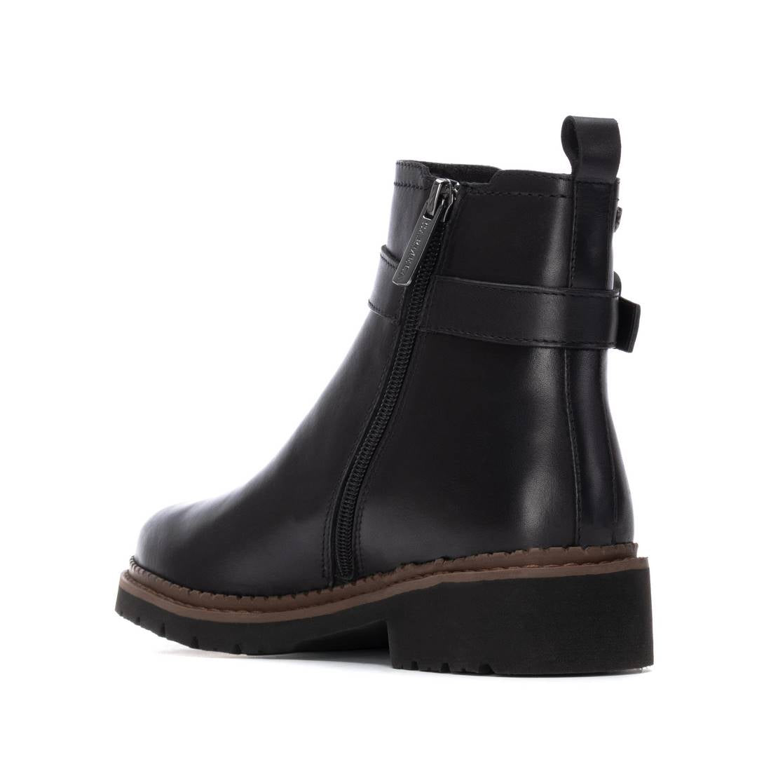 Leichter Chelsea Boot aus Leder in schwarz mit Zierschnalle