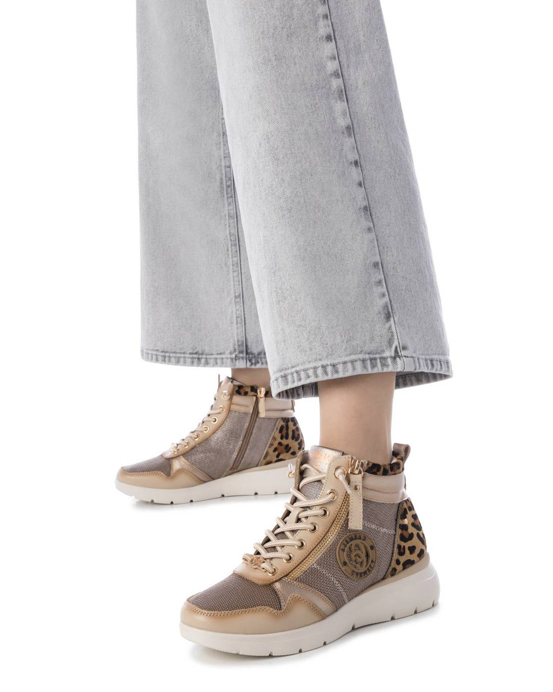 Modischer High-Top Sneaker in Beige mit Leo-Print und Metallic-Details