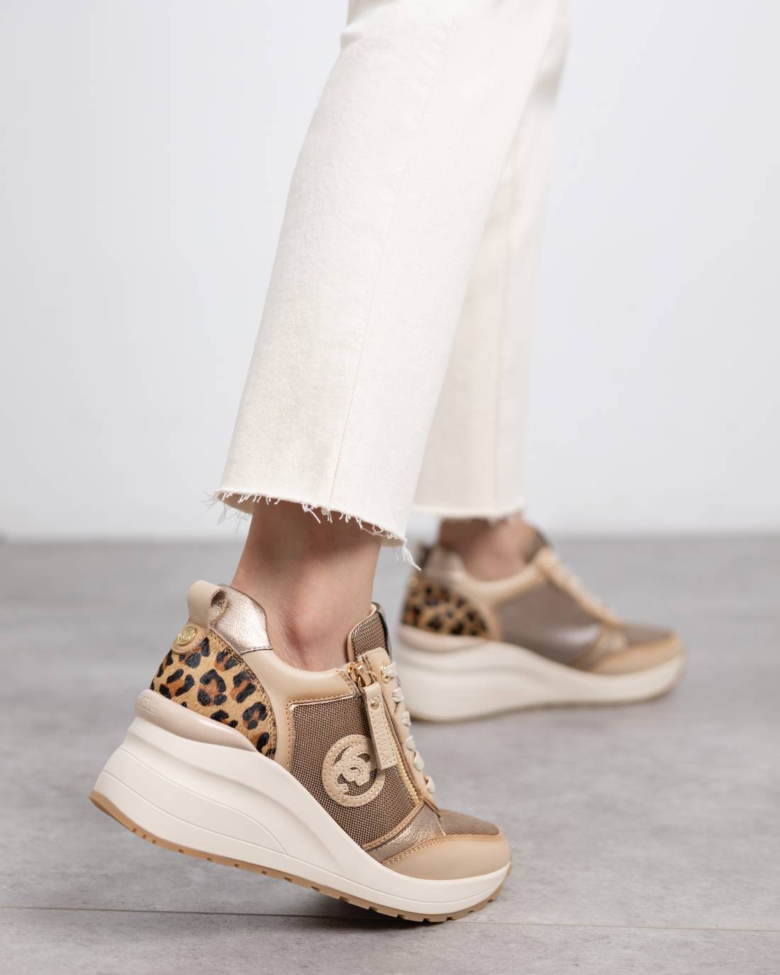 Trendiger Wedge-Sneaker in Beige mit Goldakzent und Leopard Print
