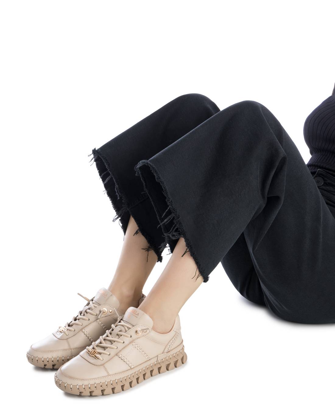 Beiger Low-Top Sneaker mit sehr flexibler Profilsohle & Ziernähten