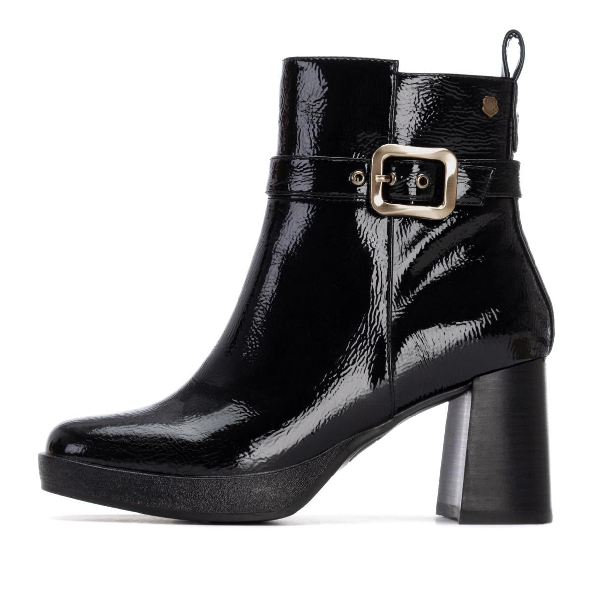 Plateau Stiefelette mit Blockabsatz in schwarzem Lack und silbener Schnalle