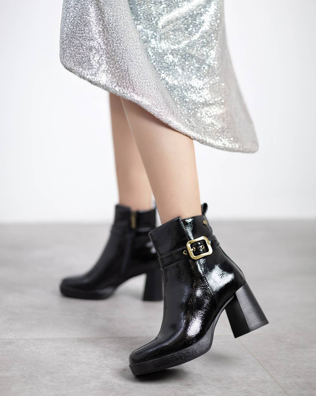 Plateau Stiefelette mit Blockabsatz in schwarzem Lack und silbener Schnalle