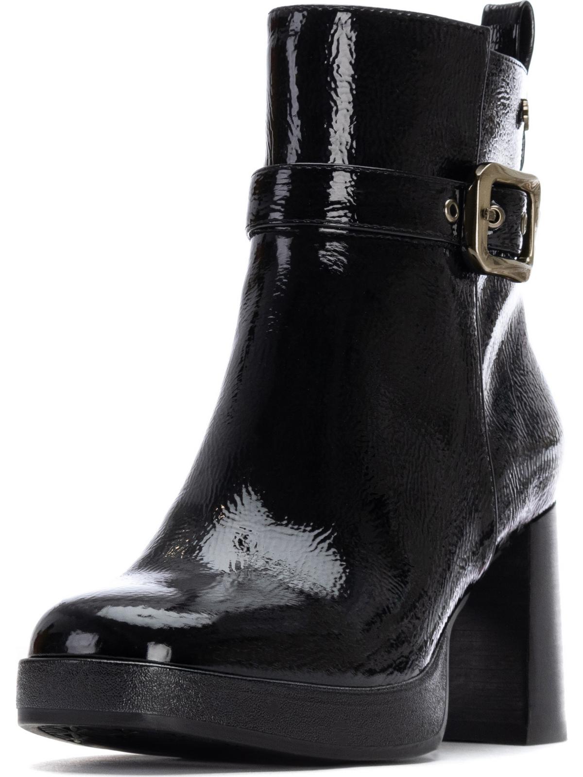 Plateau Stiefelette mit Blockabsatz in schwarzem Lack und silbener Schnalle