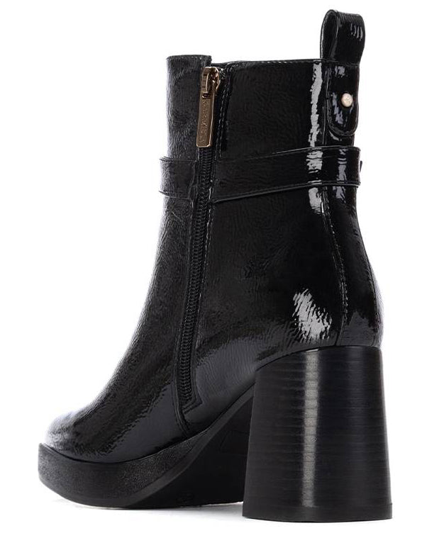 Plateau Stiefelette mit Blockabsatz in schwarzem Lack und silbener Schnalle