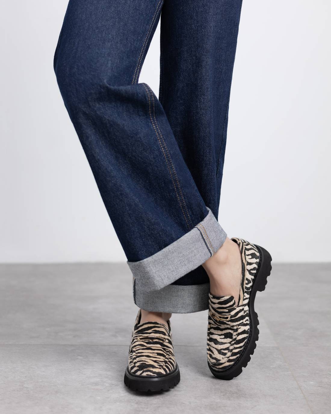 Eleganter Loafer in Zebra-Felloptik mit markanter Profilsohle