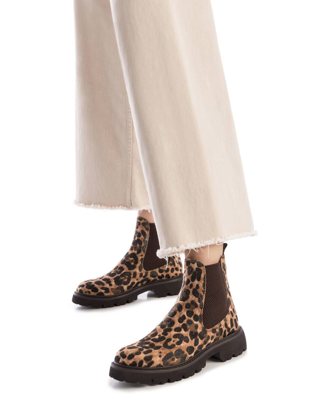 Chelsea Boot mit Leo-Felloptik und dicker Profilsohle