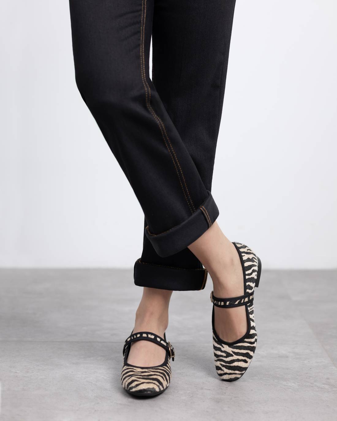 Mary Jane Ballerina in Zebra-Felloptik mit goldfarbener Schnalle