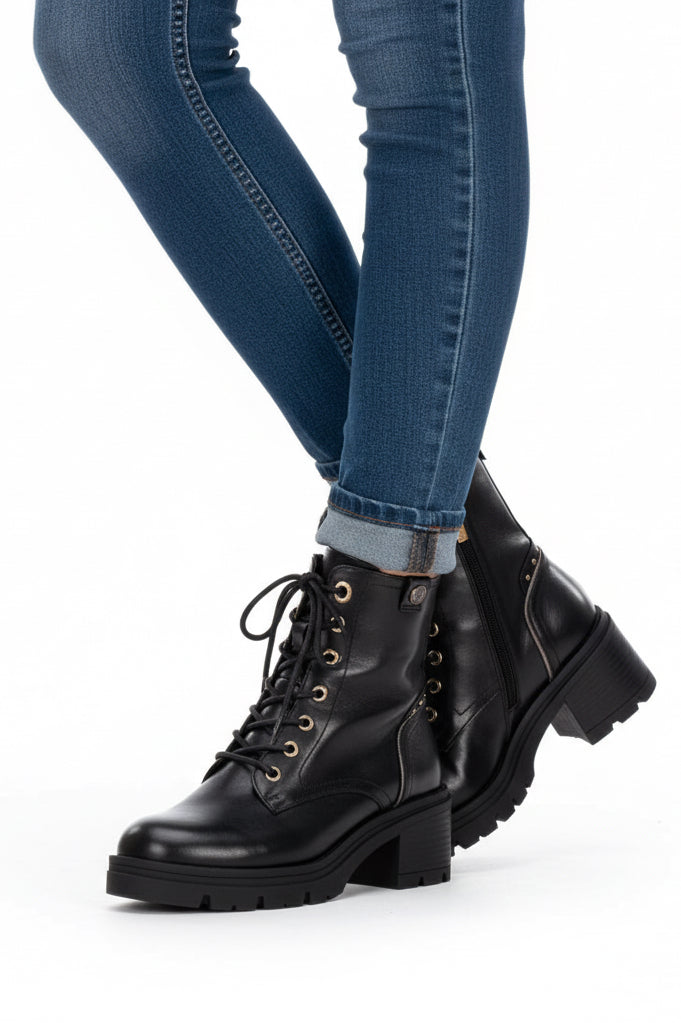 Schwarzer Schnürbootie mit Absatz & goldfarbenen Details aus Leder