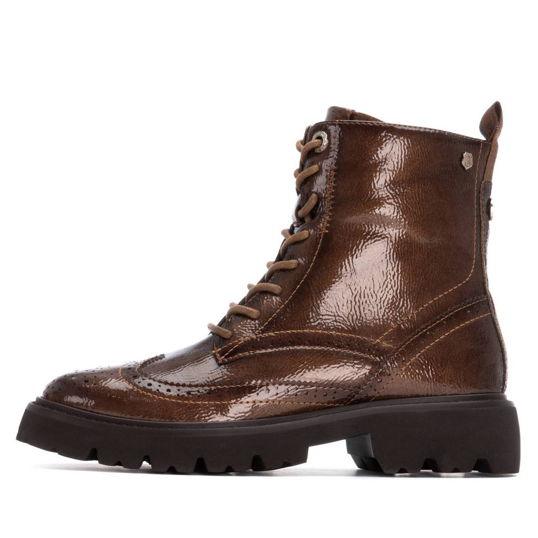 Stiefelette in Taupe mit Lackfinish & dekorativer Lochprägung