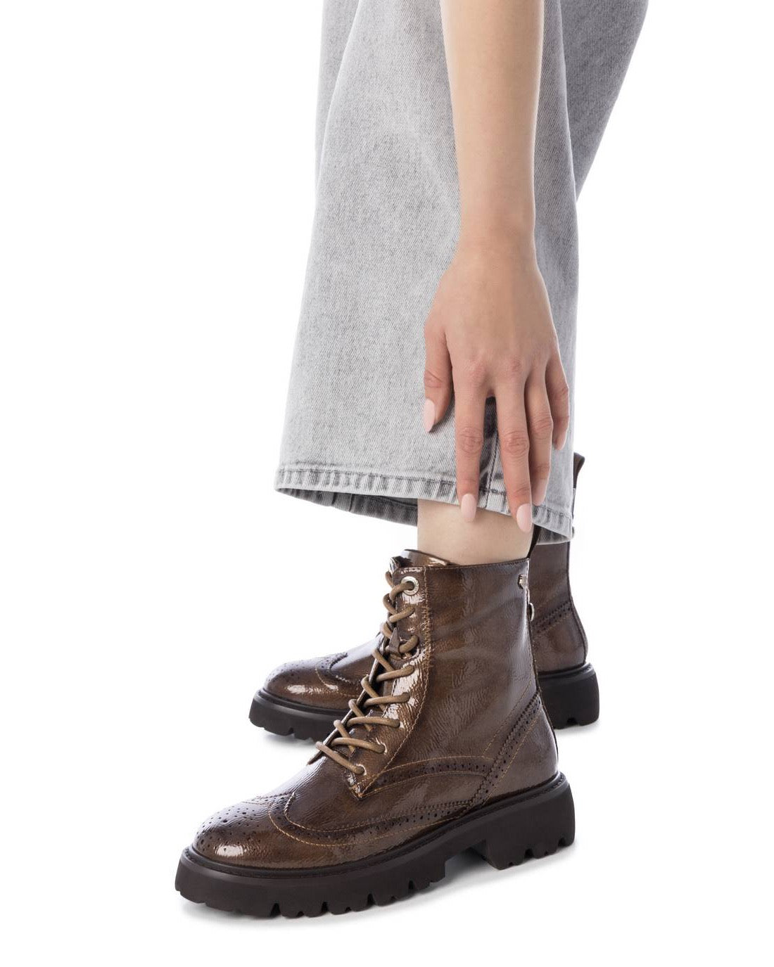 Stiefelette in Taupe mit Lackfinish & dekorativer Lochprägung