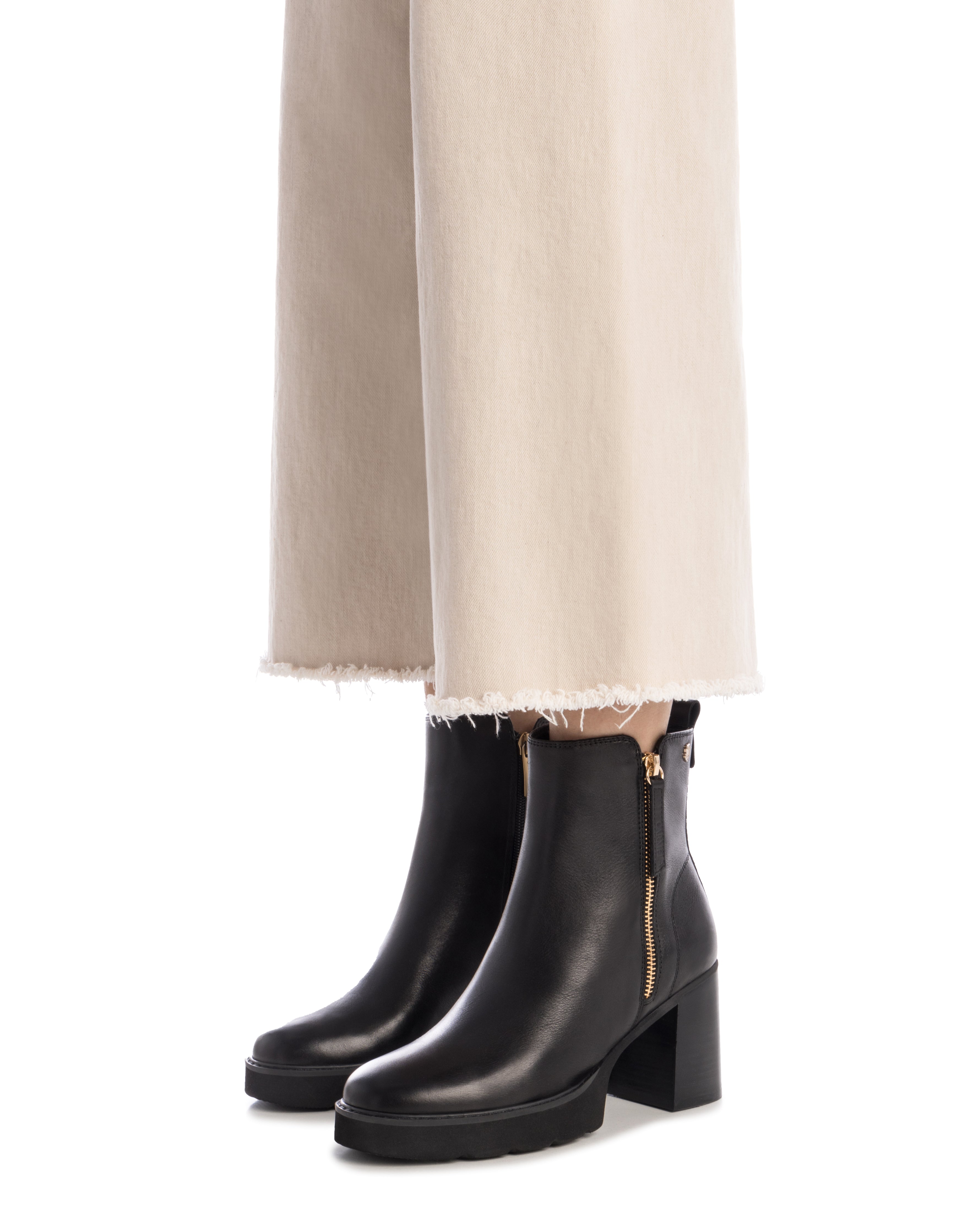 Schwarze Plateau-Stiefelette mit Blockabsatz und Reißverschluss
