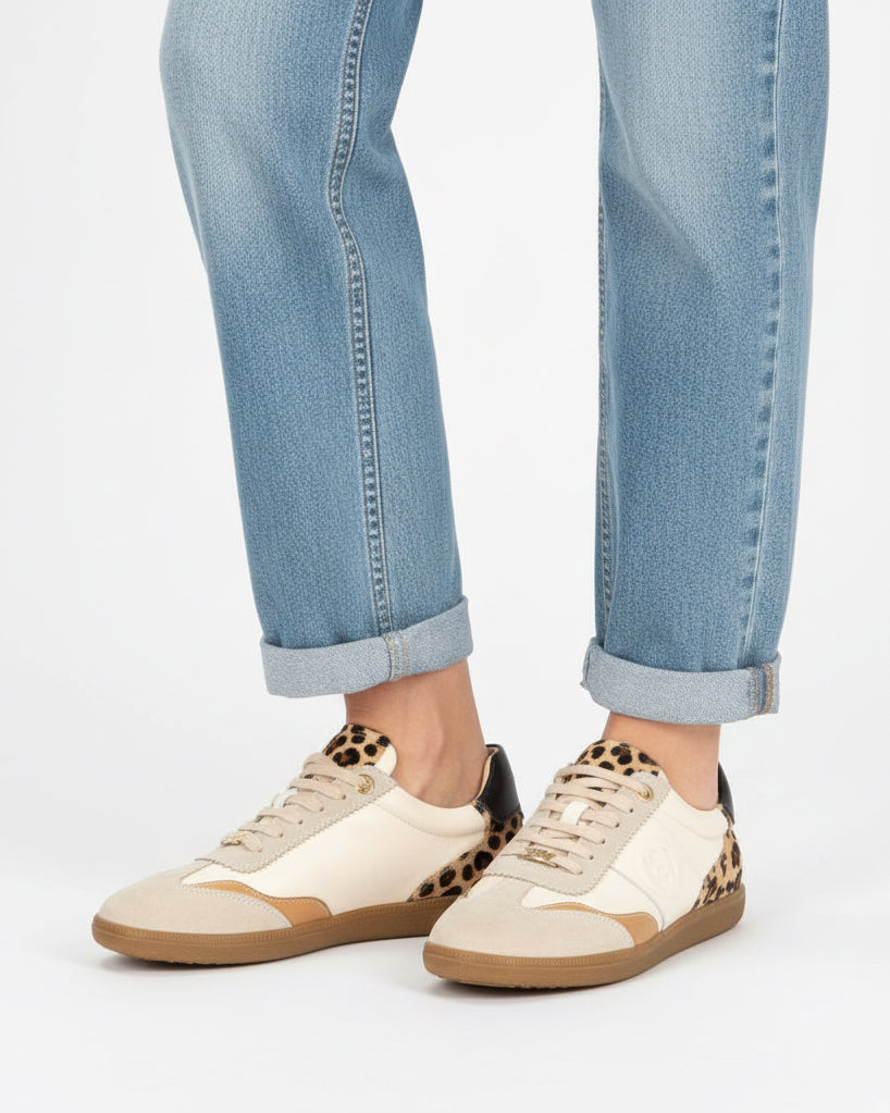 Trendiger Retro-Sneaker in Beige mit Wildleder-Details und Leo-Fersenbesatz