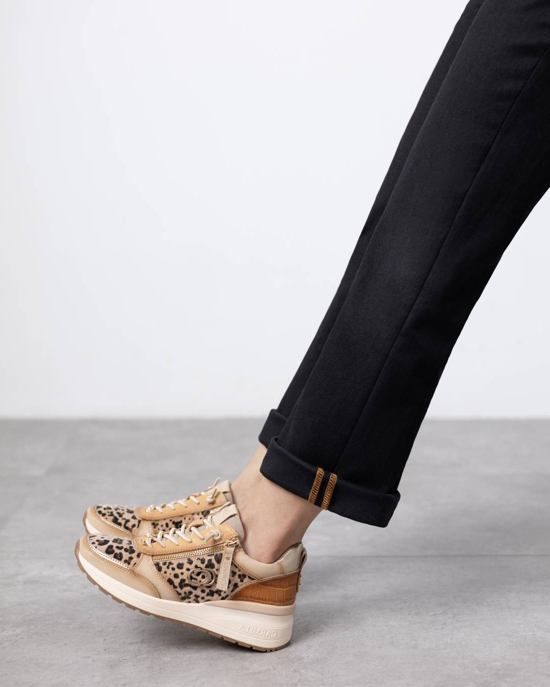Wedgesneaker in Beige mit Animal-Print und goldfarbenem Detail