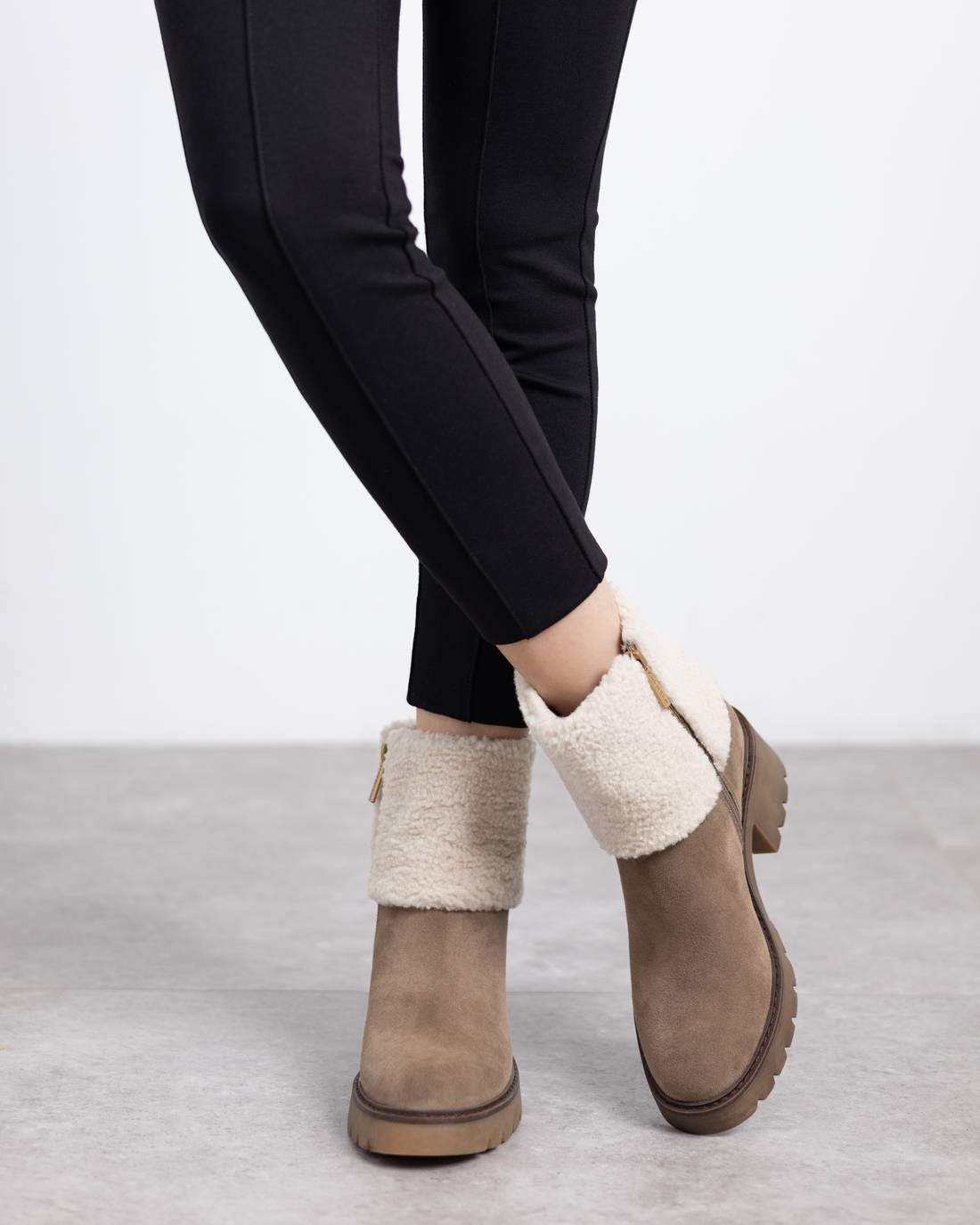 Wildleder-Stiefelette in Taupe mit Blockabsatz & Softplüsch-Rand