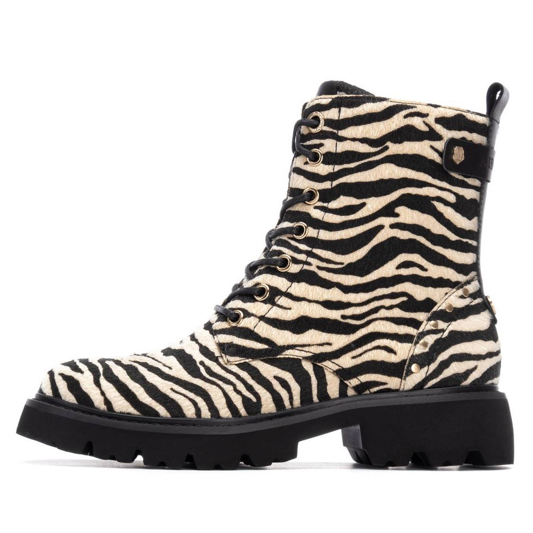 Schnürbootie in Zebra-Felloptik mit Profilsohle und goldenen Details