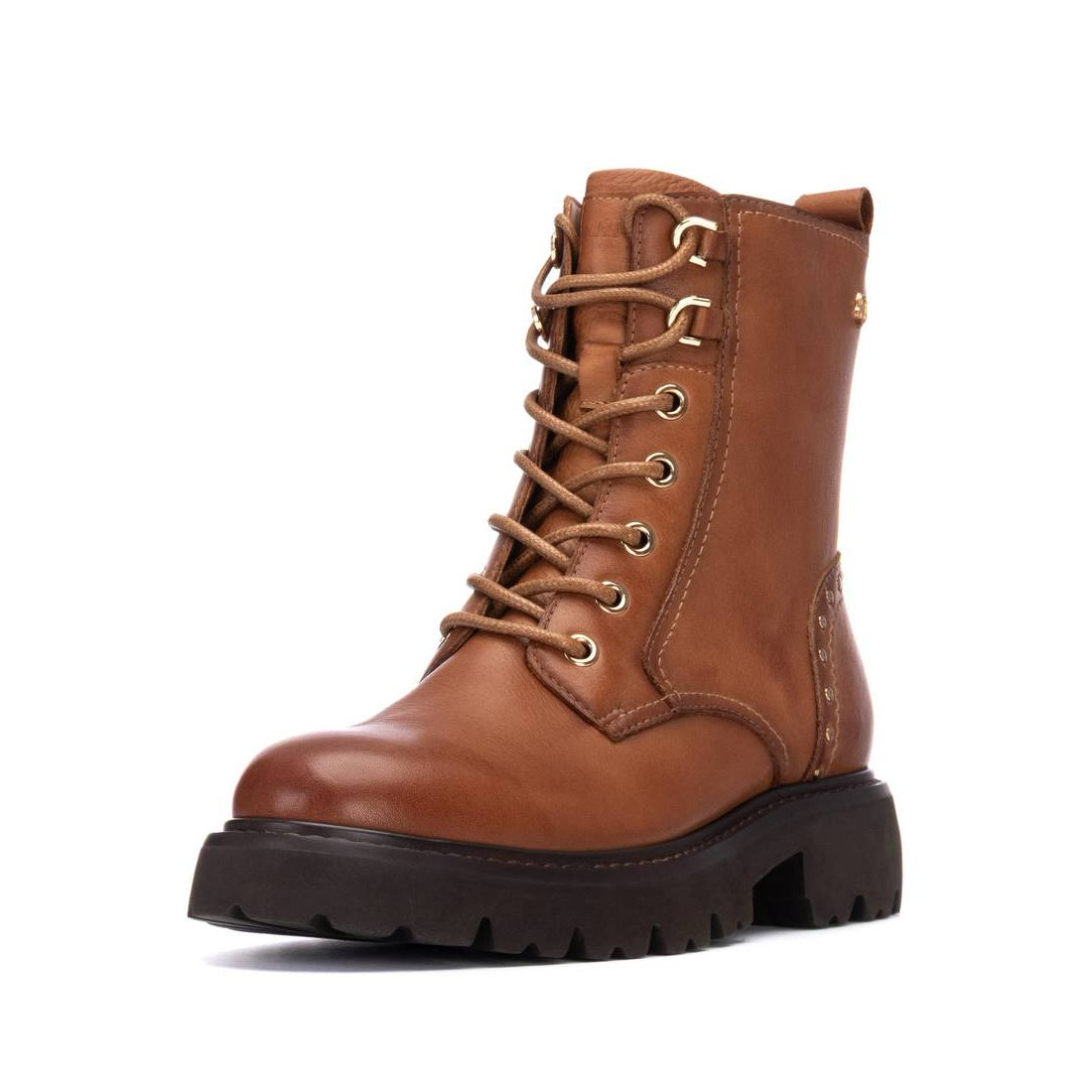 Schnürboot mit Nietenverzierung in Camel – bequem & edel