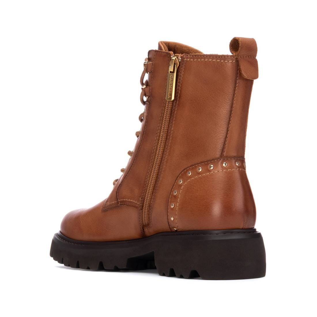Schnürboot mit Nietenverzierung in Camel – bequem & edel