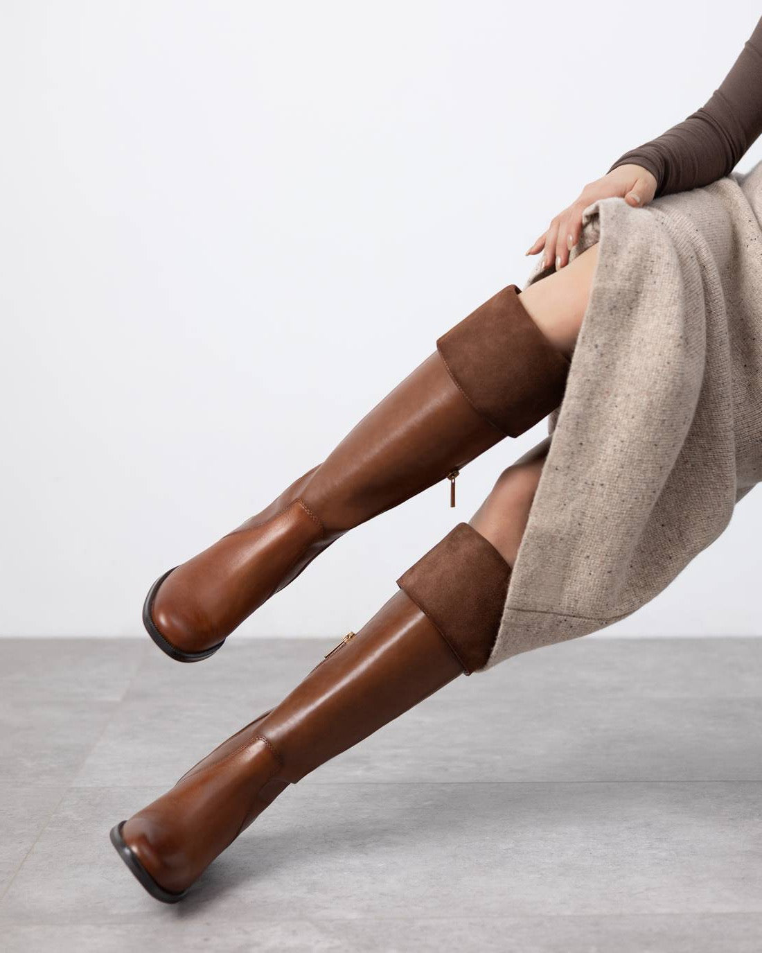 Eleganter Overknee-Stiefel zum Umschlagen mit Blockabsatz in Camel