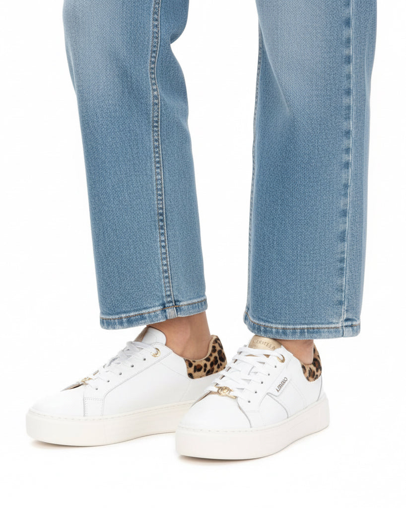 Trendiger Plateau-Sneaker in Weiß mit Leo-Print und goldenen Details