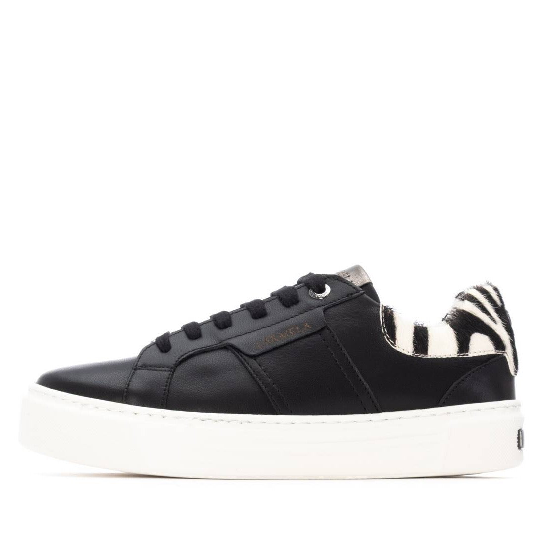 Trendiger Plateausneaker in schwarz mit Zebradetail und silbernem Glanzakzent