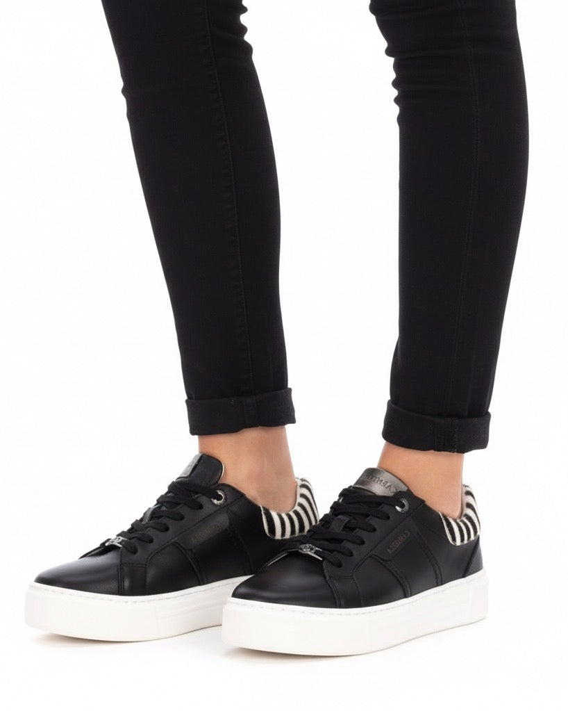 Trendiger Plateausneaker in schwarz mit Zebradetail und silbernem Glanzakzent