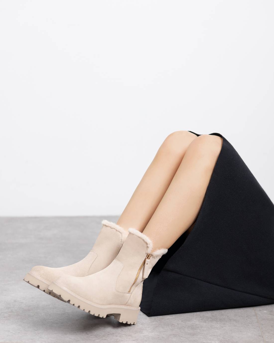 Beiger Wildleder-Bootie mit Profilsohle & flauschigem Fellrand