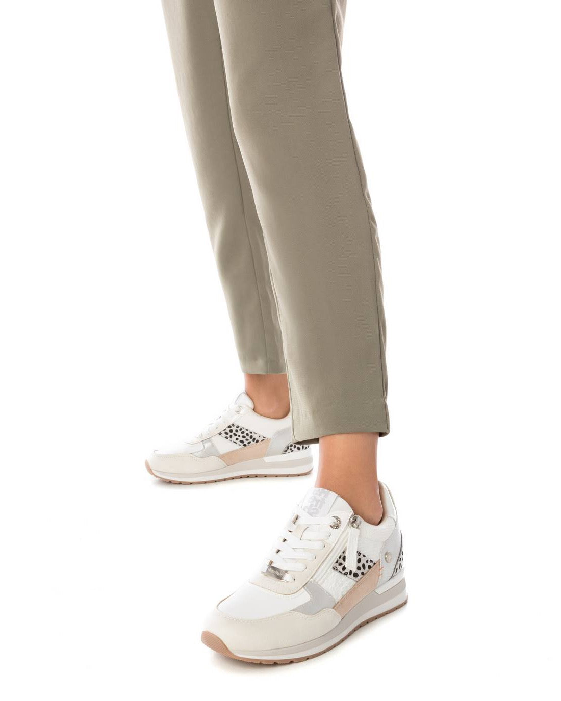 Weißer Low-Top Sneaker mit Reißverschluss & Chunky-Sohle – sportlich & stylisch
