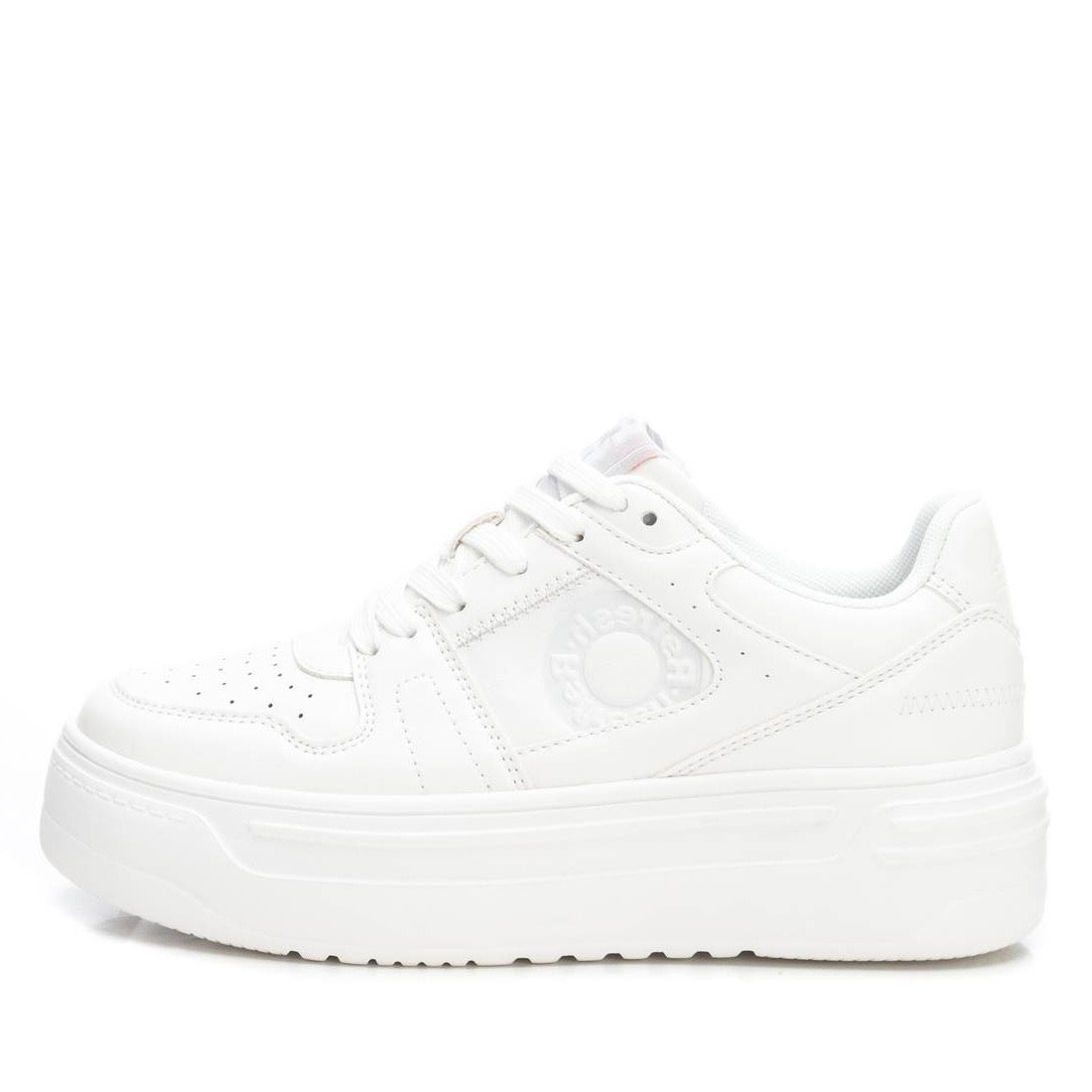 Plateau-Sneaker in Weiß mit Logo-Prägung & cleaner Silhouette – sportlich & vielseitig
