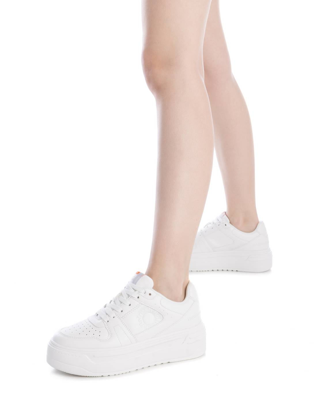 Plateau-Sneaker in Weiß mit Logo-Prägung & cleaner Silhouette – sportlich & vielseitig