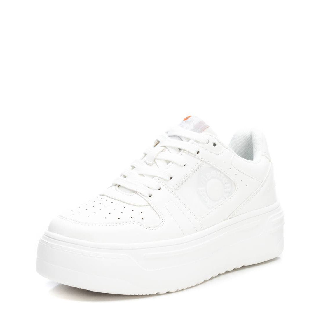 Plateau-Sneaker in Weiß mit Logo-Prägung & cleaner Silhouette – sportlich & vielseitig
