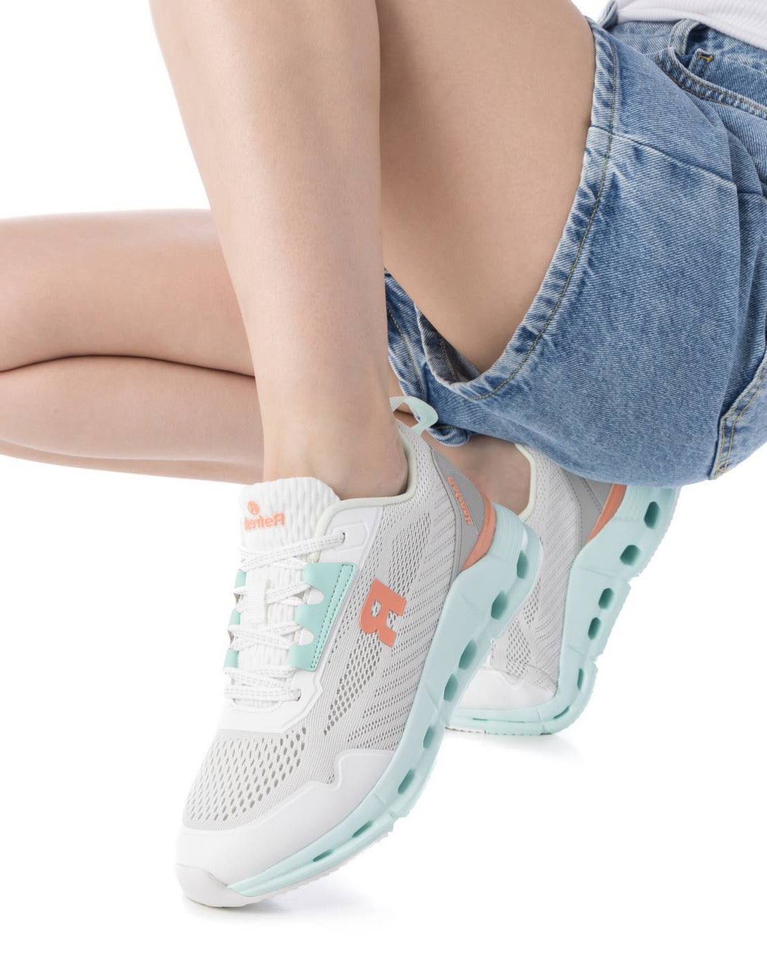 Sportlicher Sneaker in Aqua mit Mesh-Einsätzen & markantem Logo – leicht & luftig