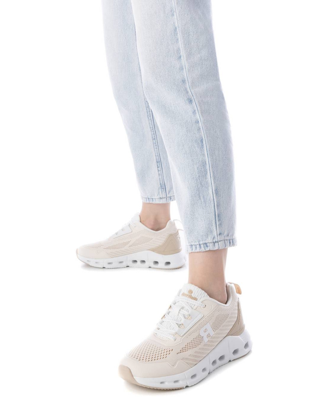 Sportlicher Sneaker mit Mesh-Einsätzen in Beige – sportlich & leicht