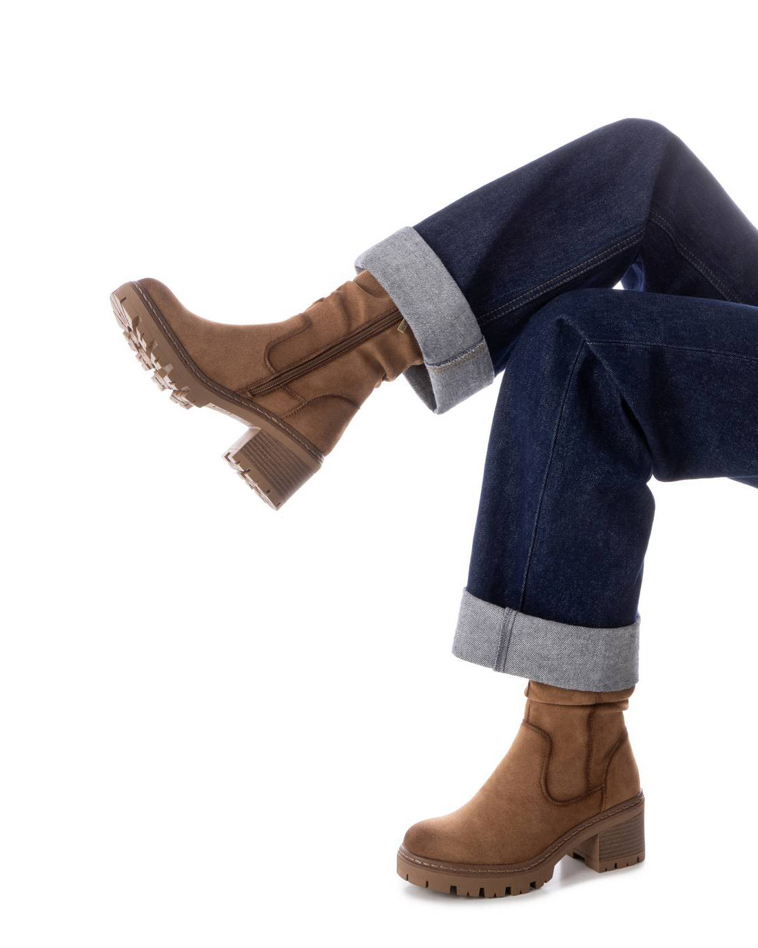Trendiger Bootie in Camel mit Blockabsatz und weichem Wildleder-Look