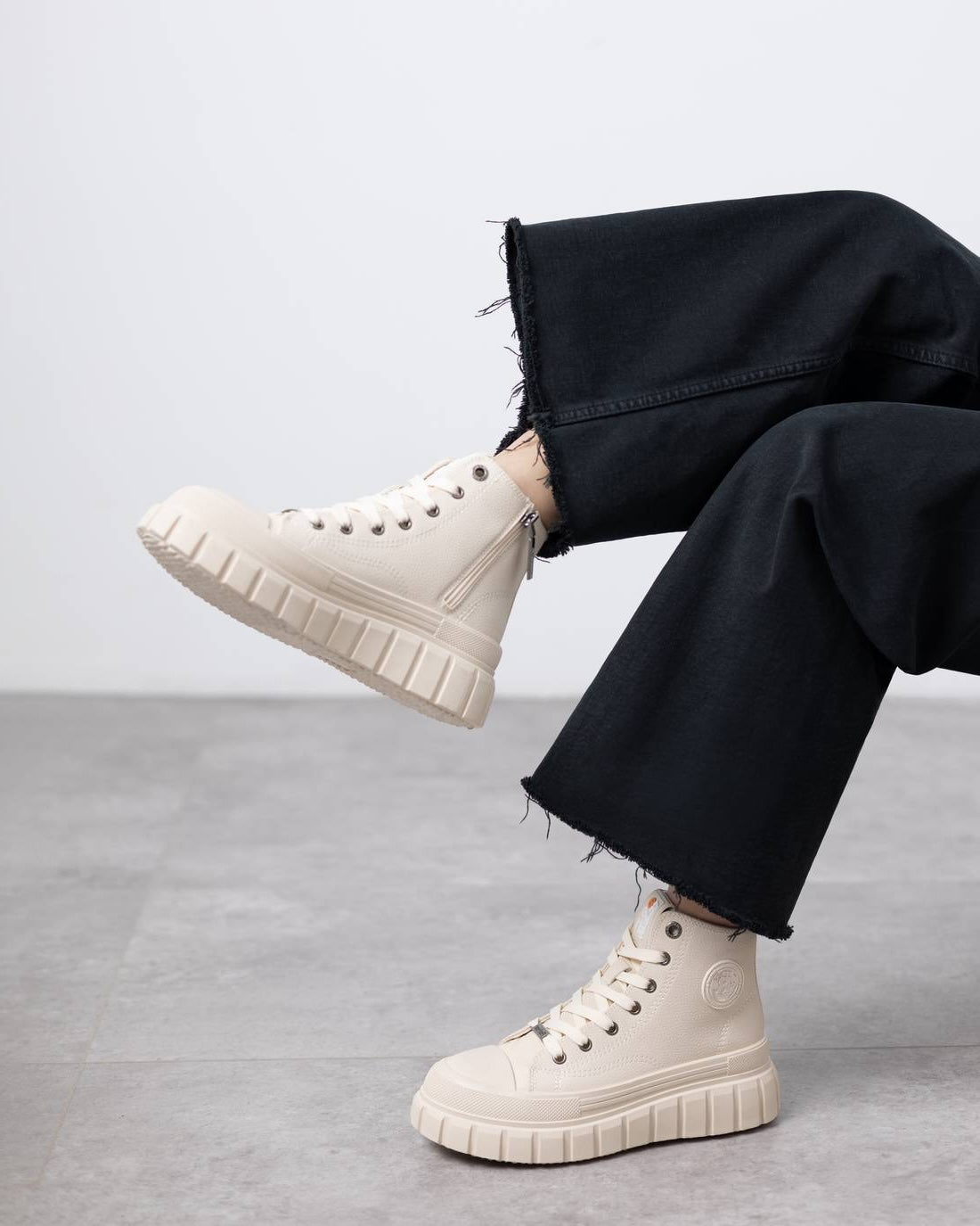 High-Top Sneaker in Beige mit dicker Chunky-Sohle & Reißverschluss