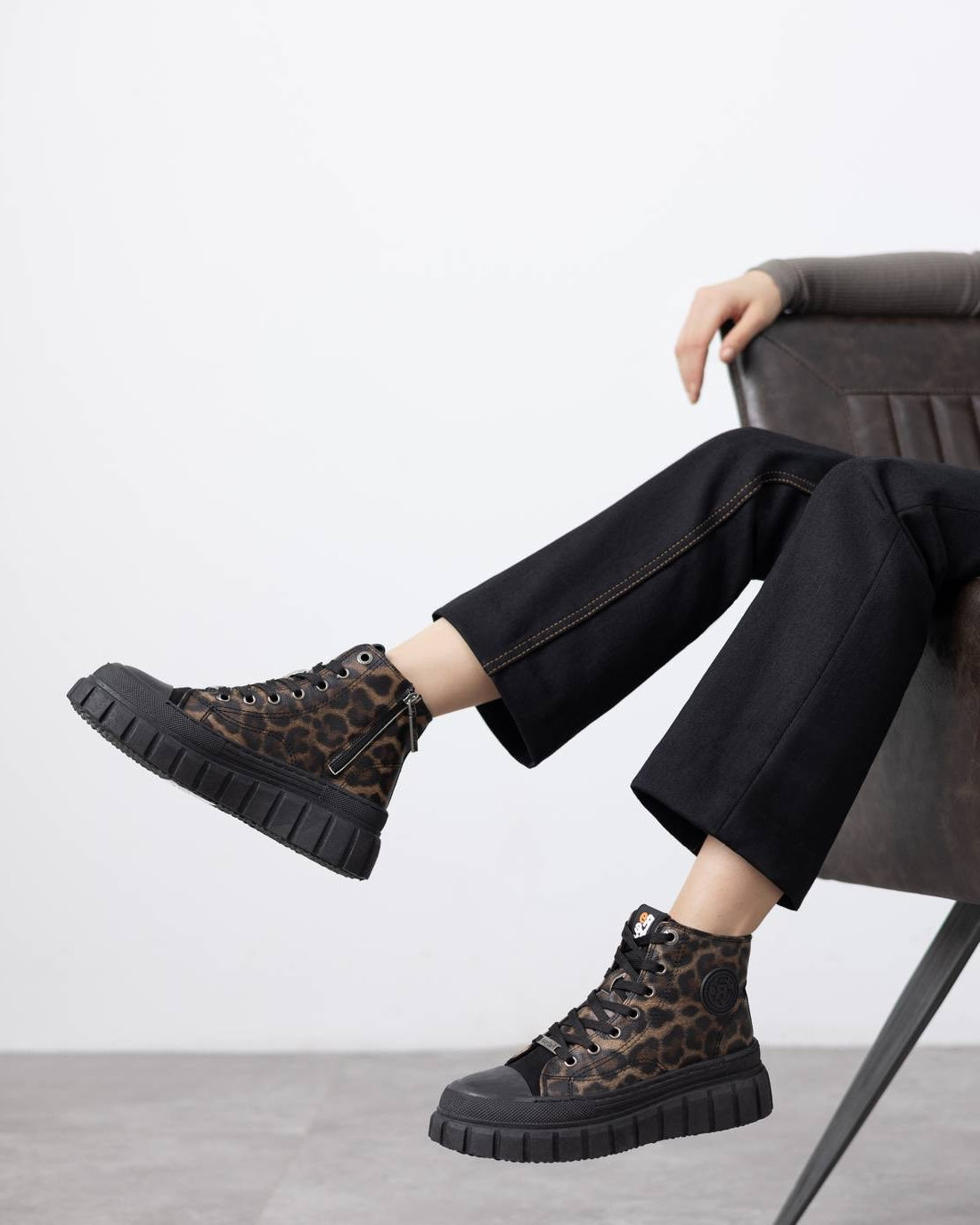 High-Top Plateausneaker mit Leo-Print & Reißverschluss